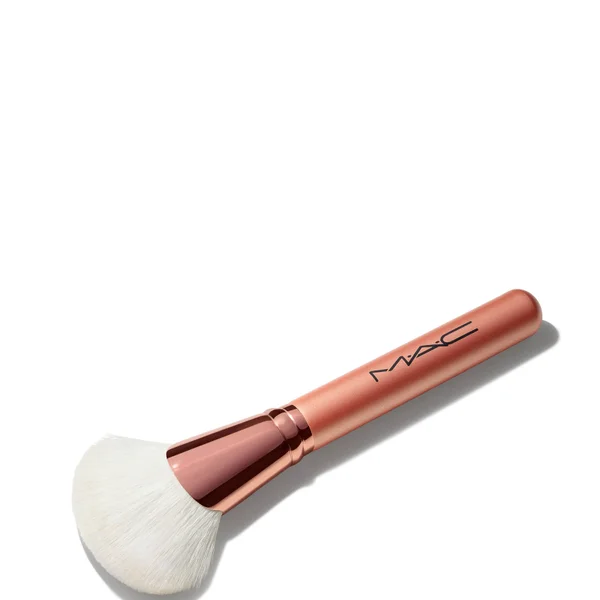 MAC 143S Bronzer Fan Brush 5 MAC 143S Bronzer Fan Brush - Image 3